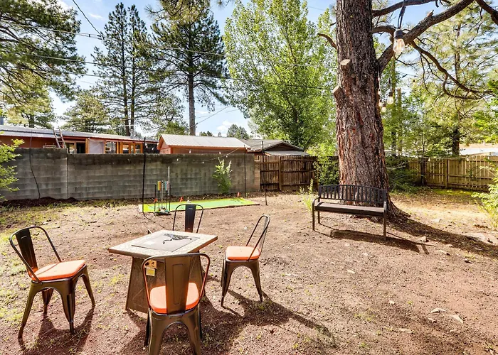 Holiday home Getaway 10 Mi To Dt: Mini Golf, Fire Pit *